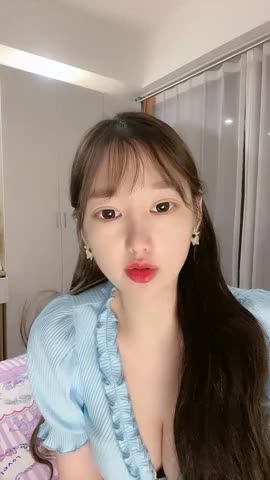 颜值区极品美女下播前给大家小秀一波，镜头拿到下面没穿内裤，掰开极品粉穴特写，掏出白嫩美乳揉捏真粉嫩