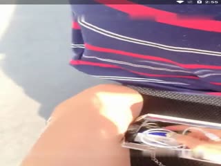 美豔戶外主播大白天勾搭不到男人買粗香腸當街蹲下插逼