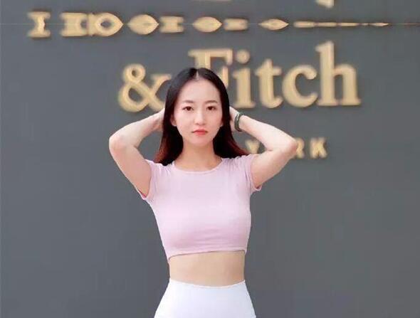 魔鬼身材性感美女迫不及待在沙发上扒光衣服玩逼舔奶一直干到床上