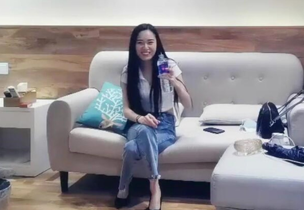 全国探花约了个长发妹子啪啪沙发互摸69舔弄口交抱着猛操搞得呻吟连连非常诱人