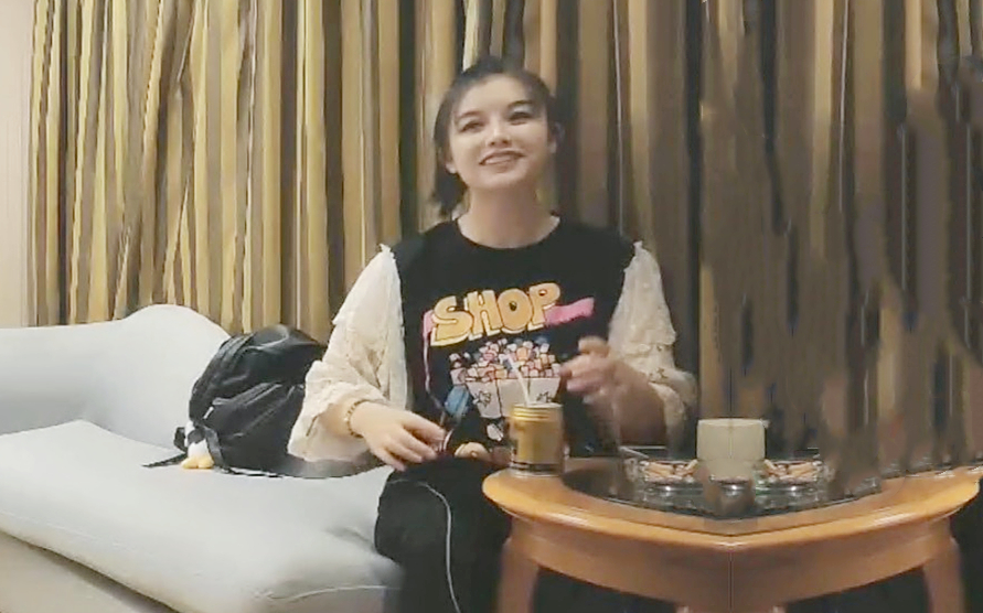 真实酒店约妹颜值高身材好沙发上调情扒光吃奶玩逼，给舔大鸡巴床上各种爆草抽插呻吟都能让你射表情好骚