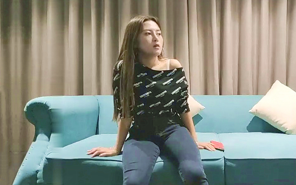 大耳环牛仔裤外围小姐姐现金交易开操大白美乳换短裙跪着深喉大屁股上位骑乘抽插猛操晃动奶子