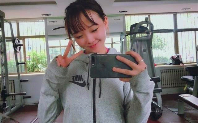 在健身房约到的蜜桃臀骚货裤子都没脱就操上了