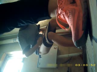 zipai#某站最新流出女厕偷放摄像头偷拍年轻美眉嘘嘘耐克鞋妹子不停打电话