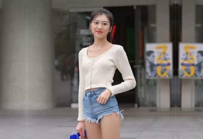 新生代红内裤战神约操小少妇手法专业抠穴淫叫不止后入翘臀各种角度切换