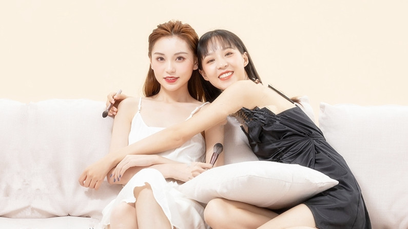 幸福大哥双飞两个极品大奶骚女颜值高身材好玩的嗨一起舔弄大鸡巴让大哥轮流抽插追求快感还玩弄菊花