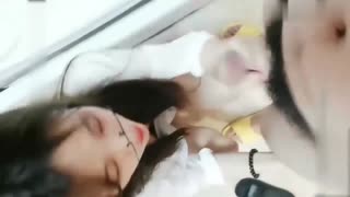 带眼镜的斯文浪女给大哥深喉口交，吸吮着大哥手指自己掰着骚逼给大哥抽插，让大哥射在小嘴里模样好骚啊国产