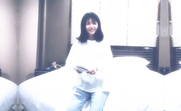 赵总极品寻花约白衣牛仔裤外围撩起衣服吸吮奶子镜头前跪地口交正入抽插猛操骑乘打庄