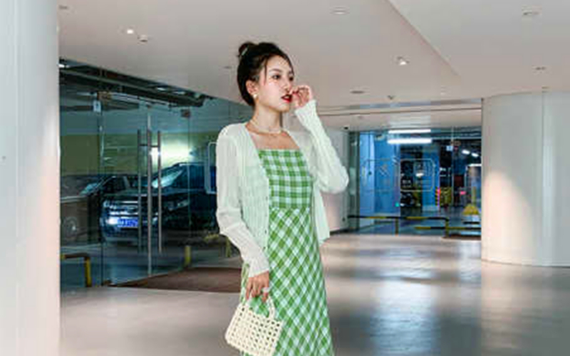 在卫生间掀起裙子就往里插激情刺激