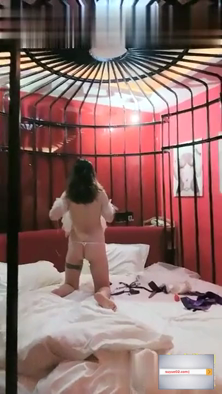 白皙性感妹子爱吃鸡，跟男友在牢笼主题摩铁啪啪，还玩起了SM道具