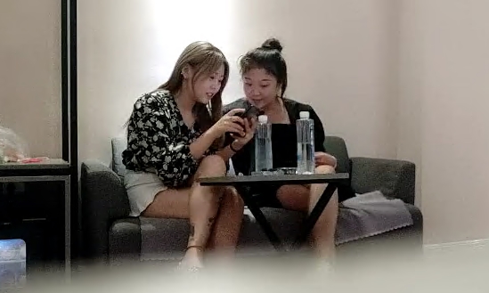 寻花约两嫩妹闺蜜走后开操吸奶摸穴调情抬腿侧入呻吟大声上位骑乘自己动猛操晃动奶子