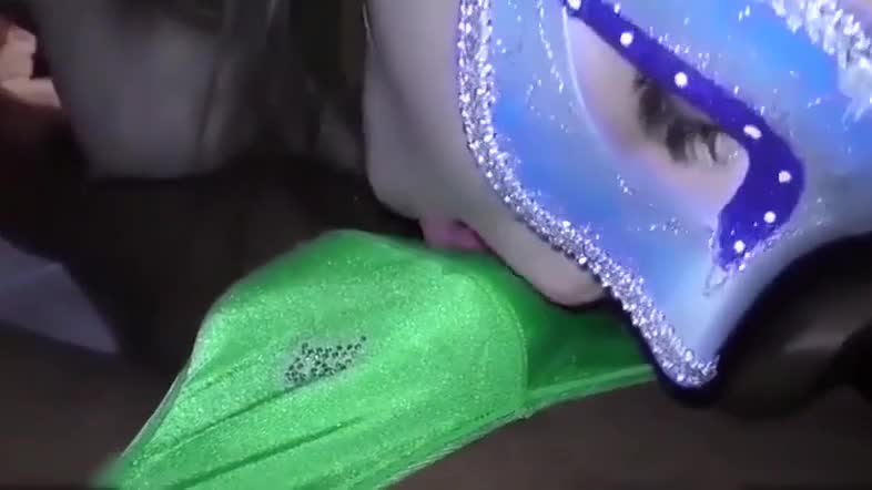 偷偷对丈夫扮演主持人的妻子_HD