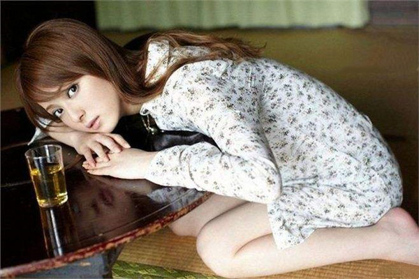 约佳人姗姗来迟甜美平面模特女