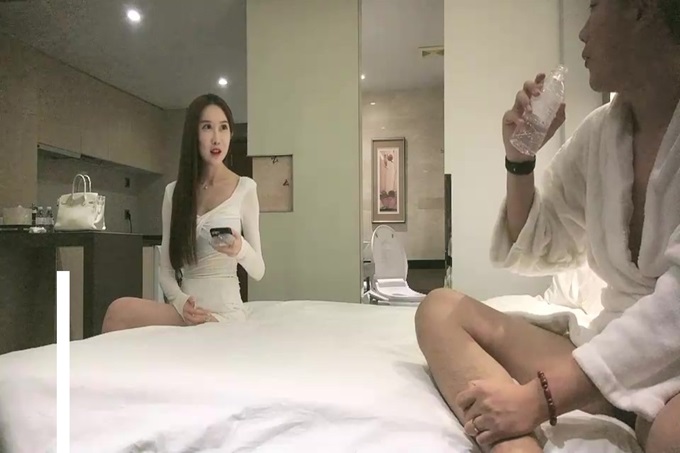 高颜值网红妹子啪啪，特写舌吻摸逼穿上情趣装骑坐猛操