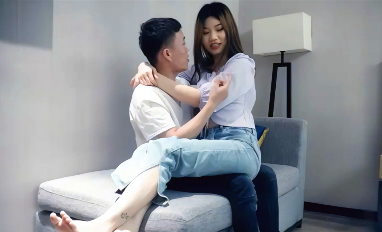 性感长腿牛仔裤妹子翘起屁股掰穴特写侧入抽插猛操