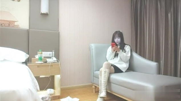 深夜再约极品萌妹扒掉衣服大奶子骑乘爆插多毛骚穴