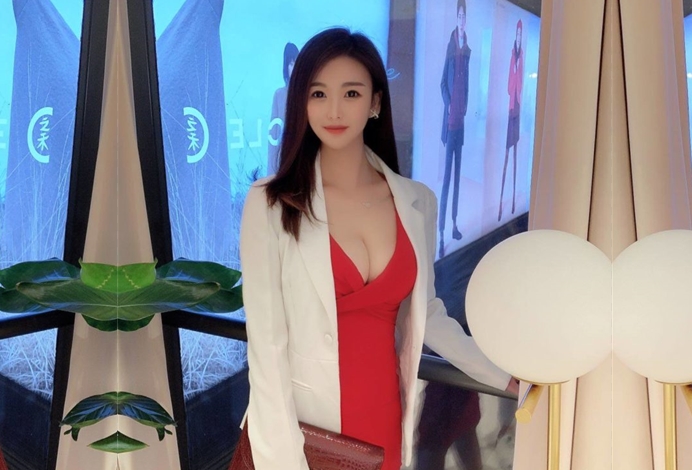 上门操大奶少妇躺在身上揉奶摸穴跪在沙发翘臀后入圆润屁股上下套弄猛操