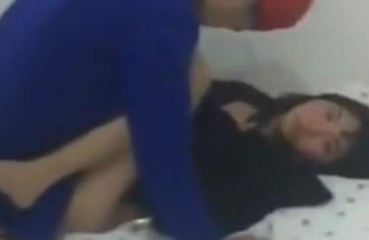 屁孩开苞秀！脑残友人帮录影乱下指导棋「安全期不会怀孕」男子深深放入说好紧\