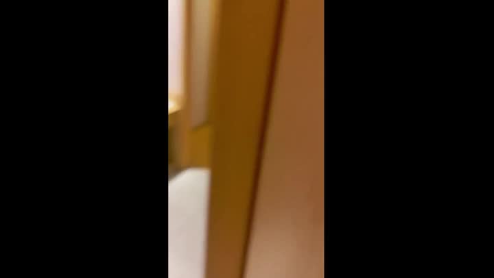 海角大神『强上女房东』新作-和禁欲很久的房东约炮 她接她爸电话我还在抽插 太紧张小便失禁