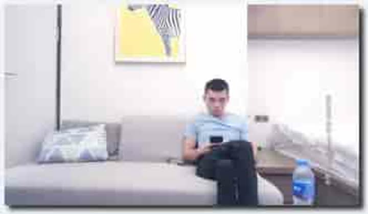 千人斩探花鸭舌帽牛仔短裤性感妹子，近距离掰穴特写骑乘抱起来猛操