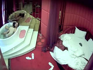 zipai#喜欢带玉佩的漂亮白嫩美女和中年男网友酒店偷情啪啪,在浴缸洗澡时就迫不及待开操,干的受不了躺床上不让操了!