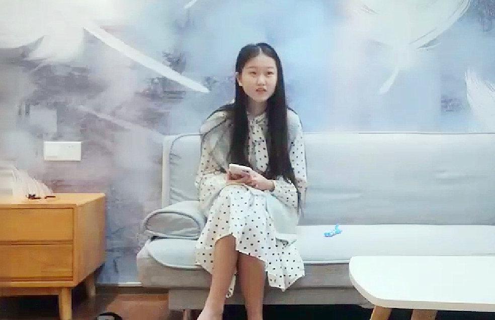 苗条身材萌妹子沙发翘屁股摸逼口交上位骑乘猛操