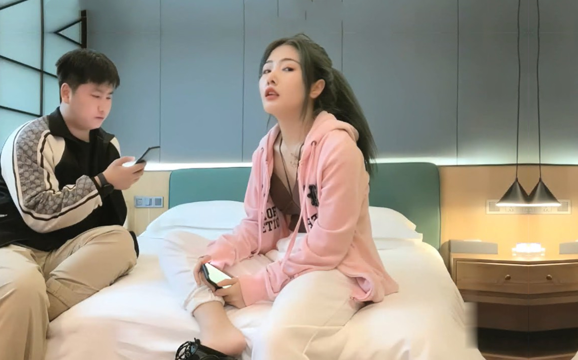 极品颜值骑坐马尾外围妹每种姿势来一遍骑乘打桩机