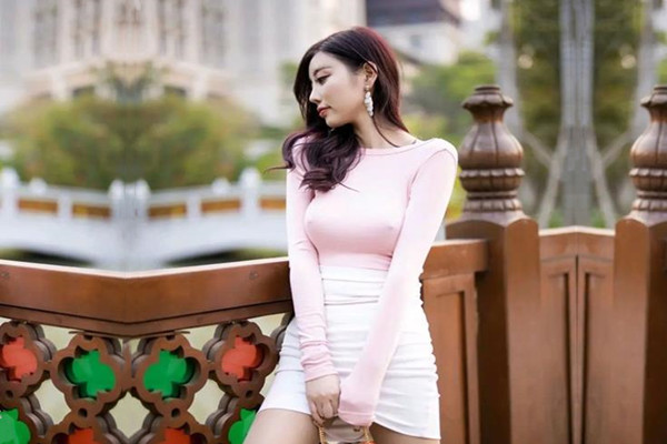 按摩店重金勾搭25岁湖南人妻良家刚下海不久激情口爆亲美臀