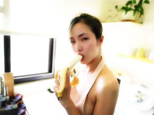 漂亮美乳学姐说要下厨结果看到小黄瓜香蕉就自己淫荡玩起来高清私拍