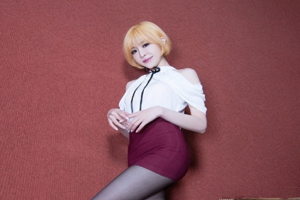 80多斤超廋短发美女镜头前扶着椅子站立侧入