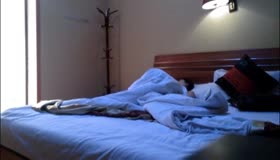 肌肉不是白练得，直接把嫂子抱起来操