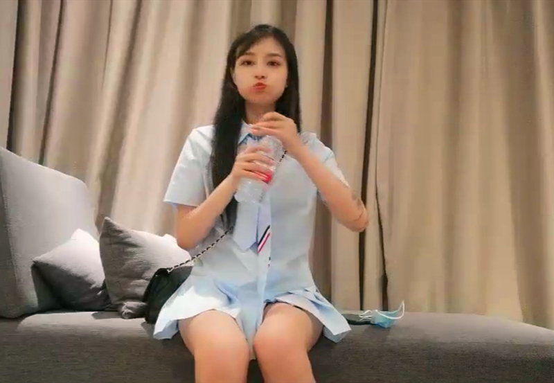 清纯甜美纹身妹抠逼调情女上位