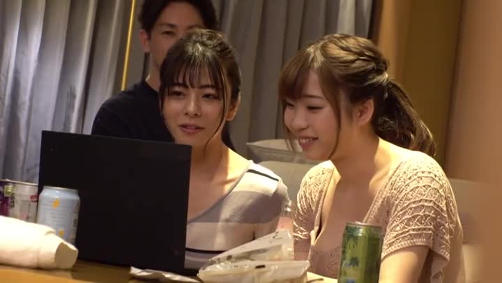 短发美女近期下海！外表甜美骚的很！掏出黄瓜自慰磨蹭骚逼插入淫水流出呻吟不断A new