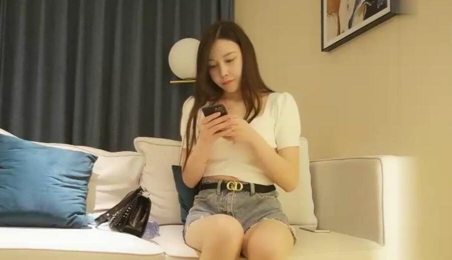 小宝寻花约了个牛仔短裤白衣少妇沙发调情口交舔奶侧入猛操上位骑乘呻吟娇喘非常诱人