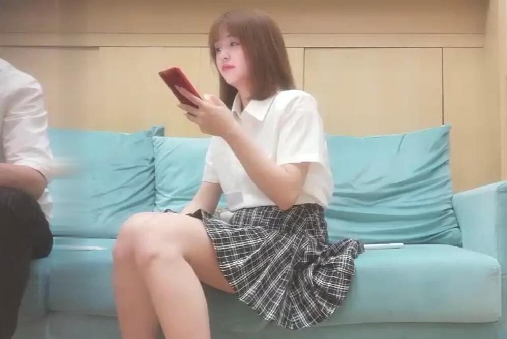 午夜寻花非常嫩清纯短发学生妹衬衣短裙脱光光调情坐在腿上摸逼闭眼享受后入骑乘抽插一直呻吟