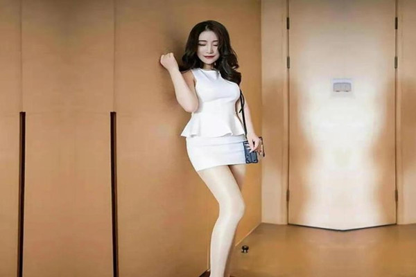 良家颜值巅峰白领丽人一桌子啤酒喝完激情床上开战