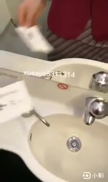飞机上实在忍不住了就直接在厕所解决-50381385.mp4
