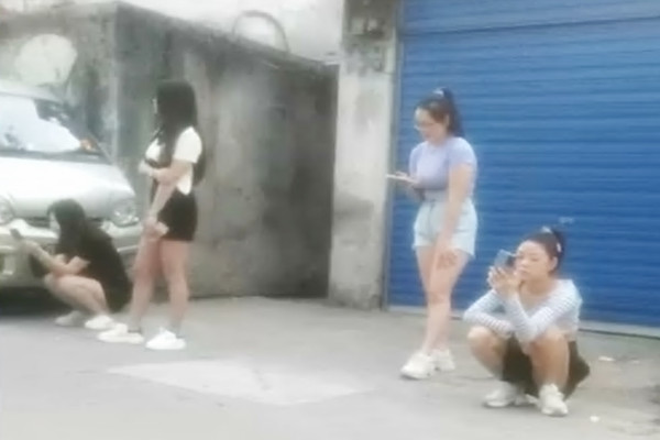 素质嫖客旁晚扫街颜值不错的白虎黑衣女老哥之前干了不少炮腿软了