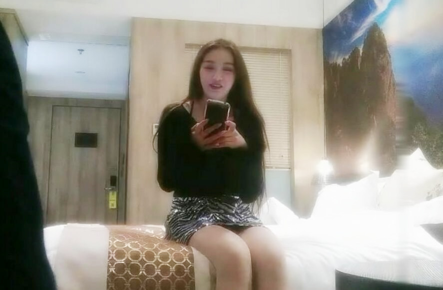 酒店网约个子很高又漂亮的大长腿短裙美女啪啪比较敏感一次就把美女操爽了没走又免费让他再干一次国语