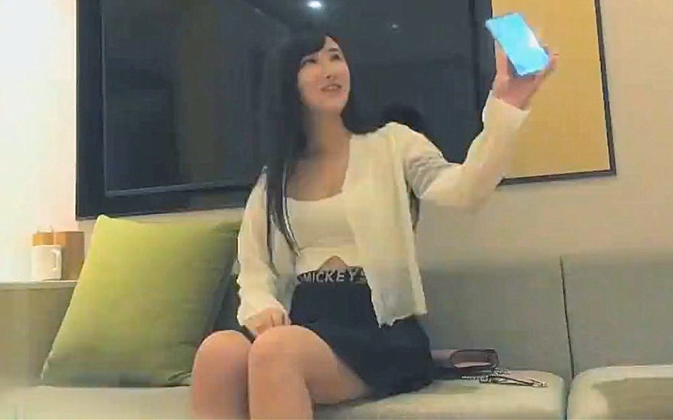 1800找的一个肉肉的妹子先舔一下无毛的鲍鱼