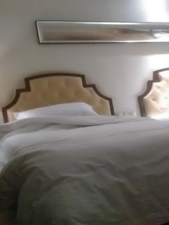 2021_11_21，【极品美女探花】，大屁股人妻服务周到，制服诱惑，肤白腰细，颠鸾倒凤瘦小伙今晚爽翻了