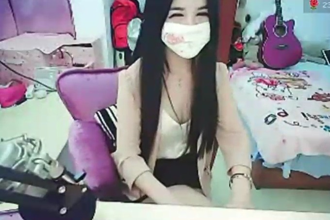 zhubo黑丝主播在自家直播穿连身网衣扭腰摆臀露小穴