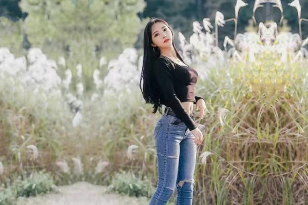 挺有韵味的28岁人妻颇有姿色肤白胸大温柔乡缠绵