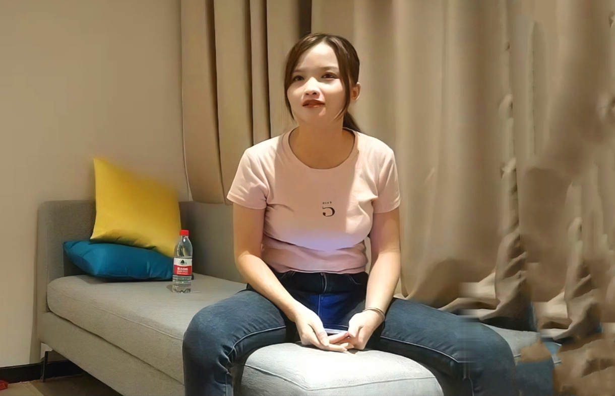 牛仔裤性感妹子后入抱起来大力抽插猛操