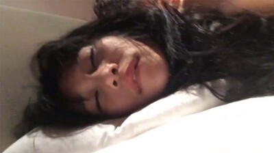 加班夜宵灌醉风骚女同事，旅馆开房口是心非！下身猛迎肉棒狂抽，高潮脸颤抖享受