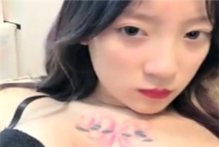 满背纹身值不错妹子性感内衣黑丝 沙发上翘着屁股给炮友口交上位骑乘