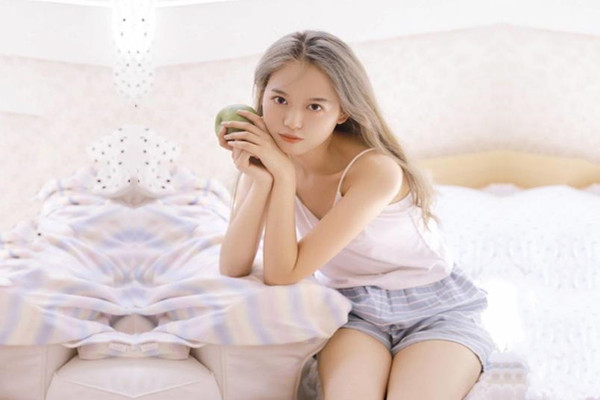 约操良家少妇撩起衣服吸吮奶子扶着墙站立后入猛怼