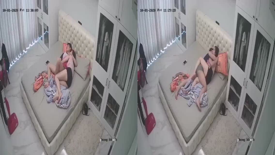 很火的家庭摄像头，美艳少妇和情人如胶似漆拥抱睡午觉，擦出火来了睡不着让少妇口交一发，生活照流出4P