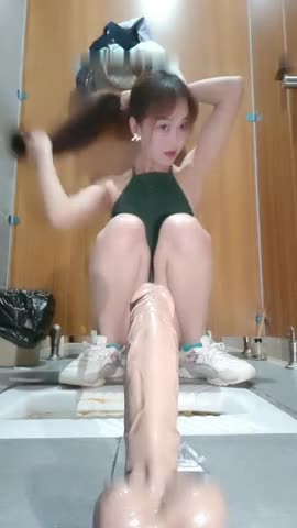 STP20080 美娇娘来网吧开黑耐不住骚痒来到女厕插穴▌小性感 ▌快插入时隔间来人真刺激，底缝也很高只要低头就能看到~STP20080