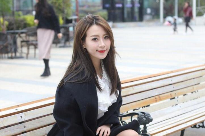 36E巨乳黑丝美少妇趁上班时间和同城情人酒店偷情真会玩把红酒倒在逼上喝从沙上一直操到床上差点干喷水国语